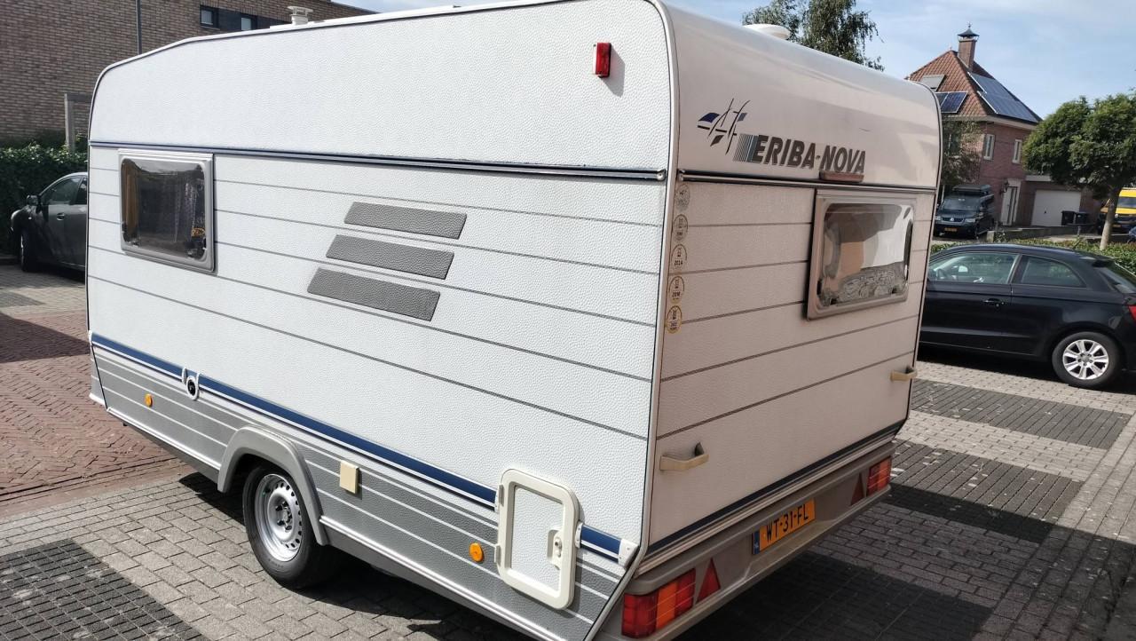 Eriba met zonnepaneel en voortent