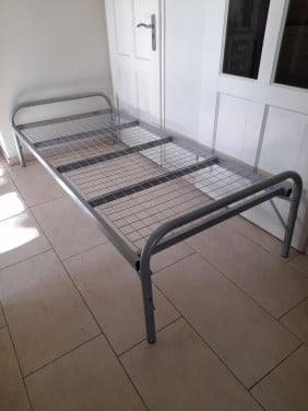 Bed met onderschuif bed (in goede staat )