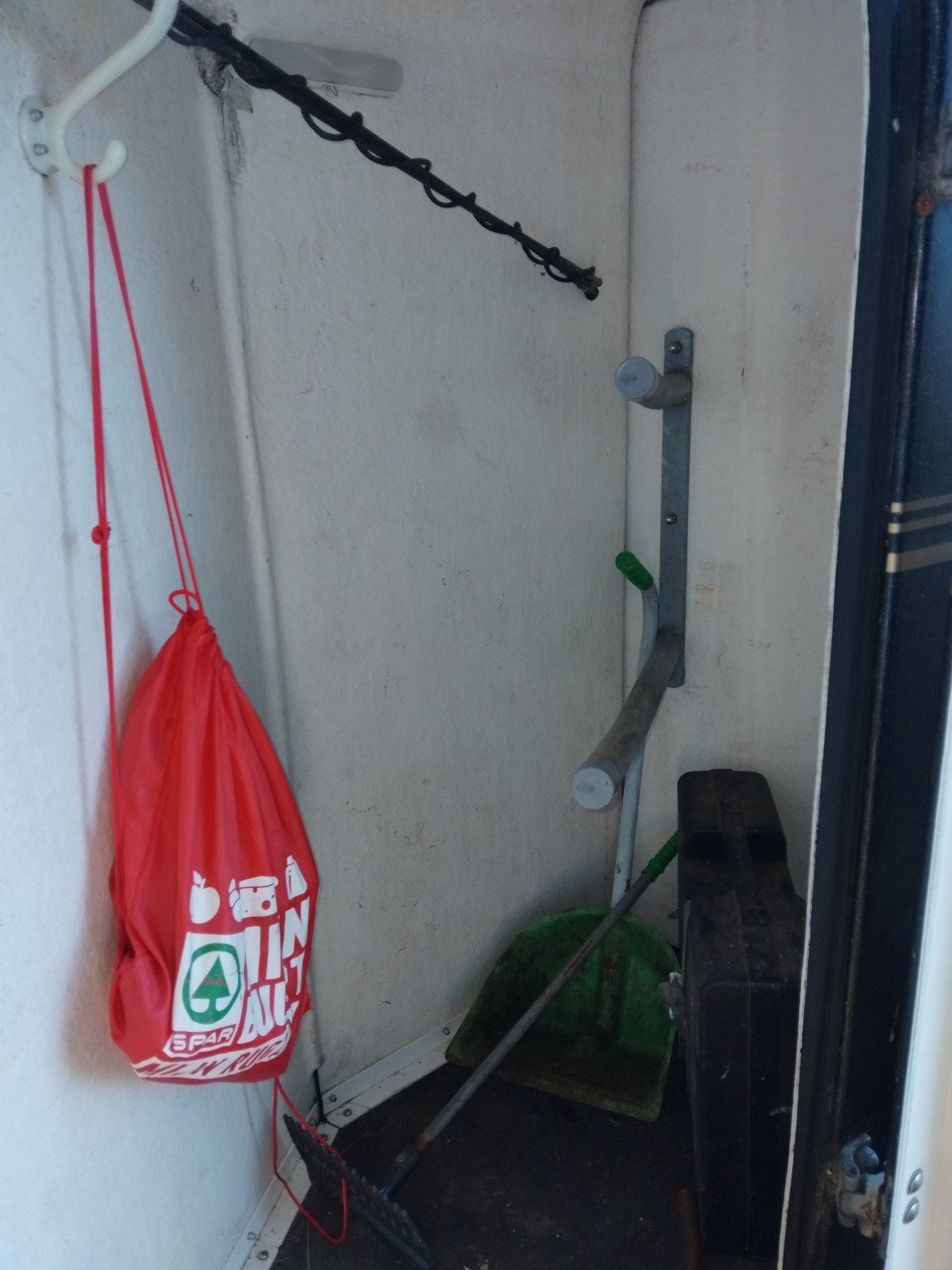 Vol polyester 2 paards trailer  met zadelkamer