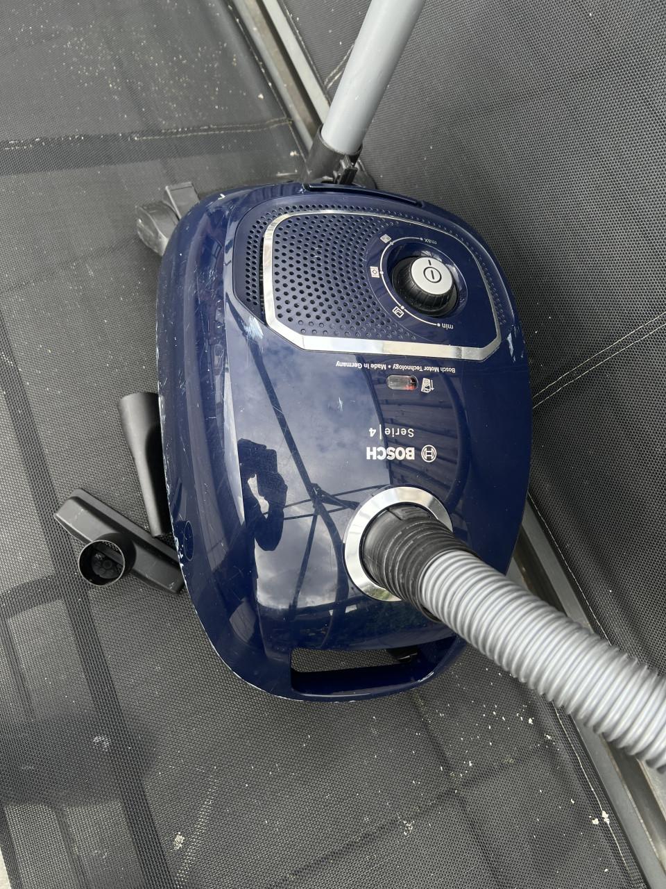 BOSCH serie 4 Stofzuiger compleet met hulpstukken als nieuw