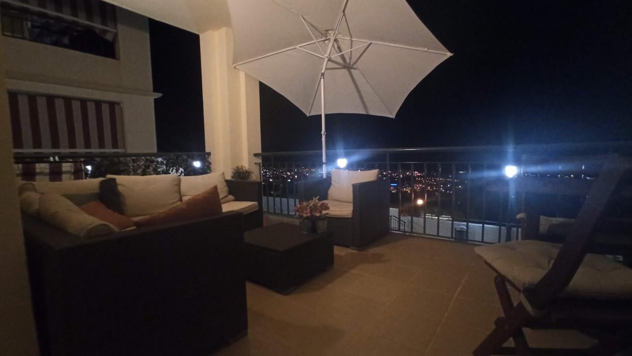 Geniet van een fabuleus uitzicht vanaf uw balkon in de zon.