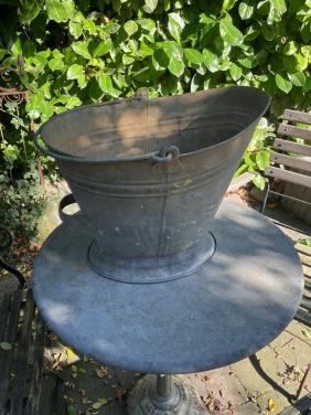 Oude zinken kolenemmer