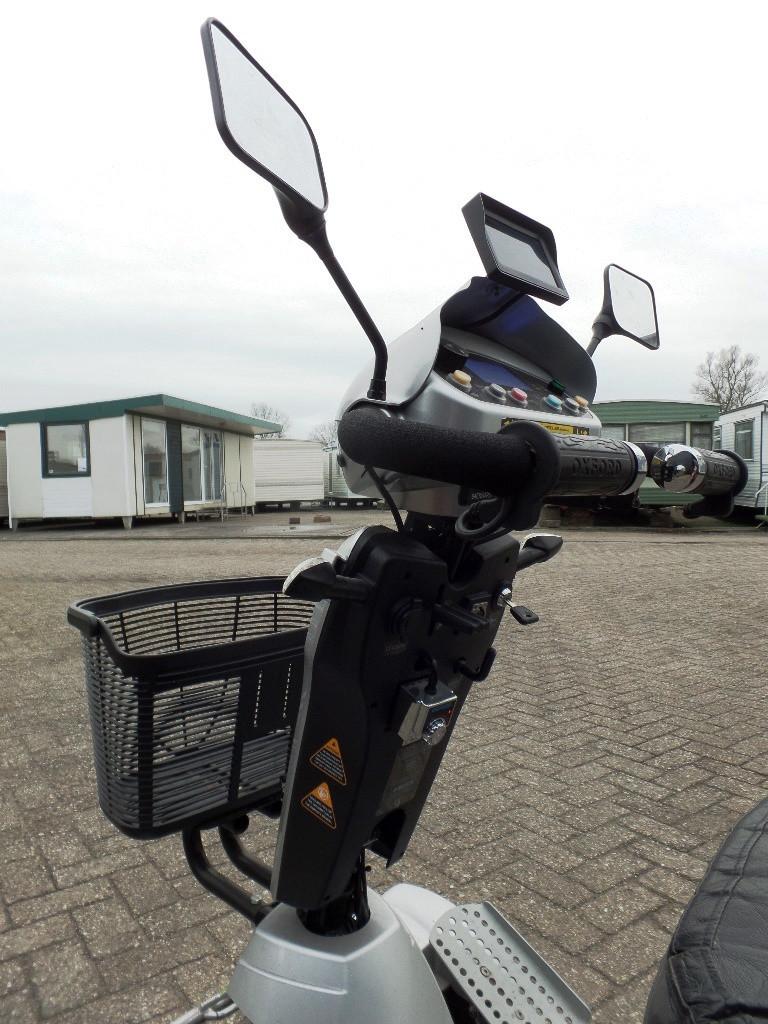 5-Wielige scootmobiel met achteruitrijcamera en verwarmde handvatten