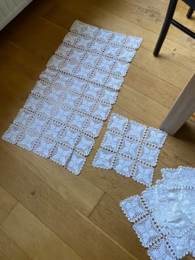 Diverse zeer fijn hand-gehaakte kleedjes NIEUW