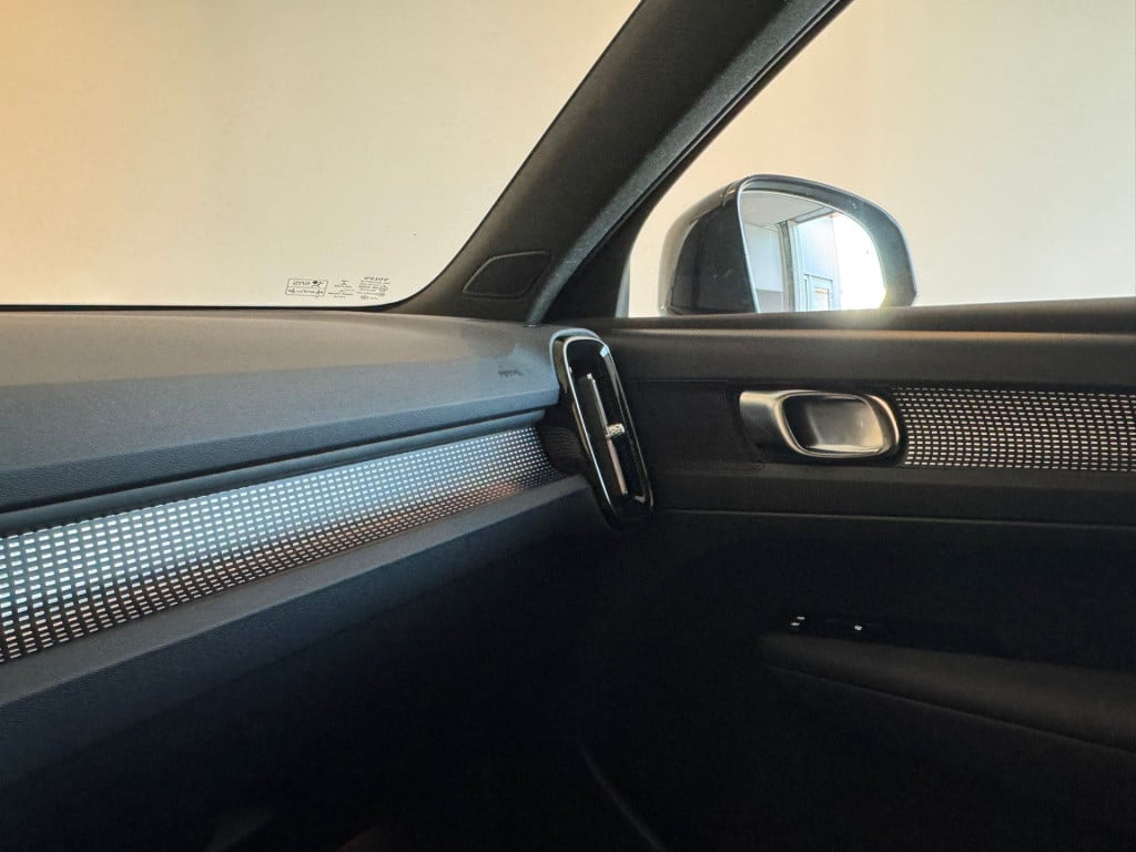 Volvo XC40 1.5 t4 recharge r-design black edition