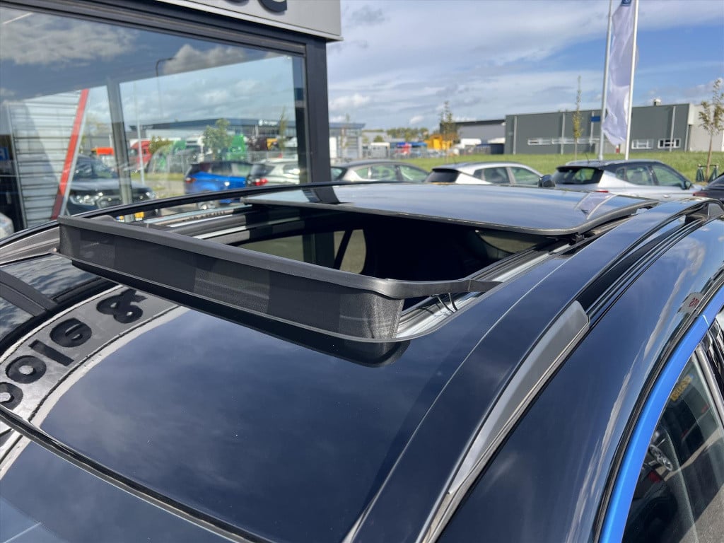 Lynk & Co 01 1.5 261pk plug in hybrid , panodak , stuurverwarming , adaptiv