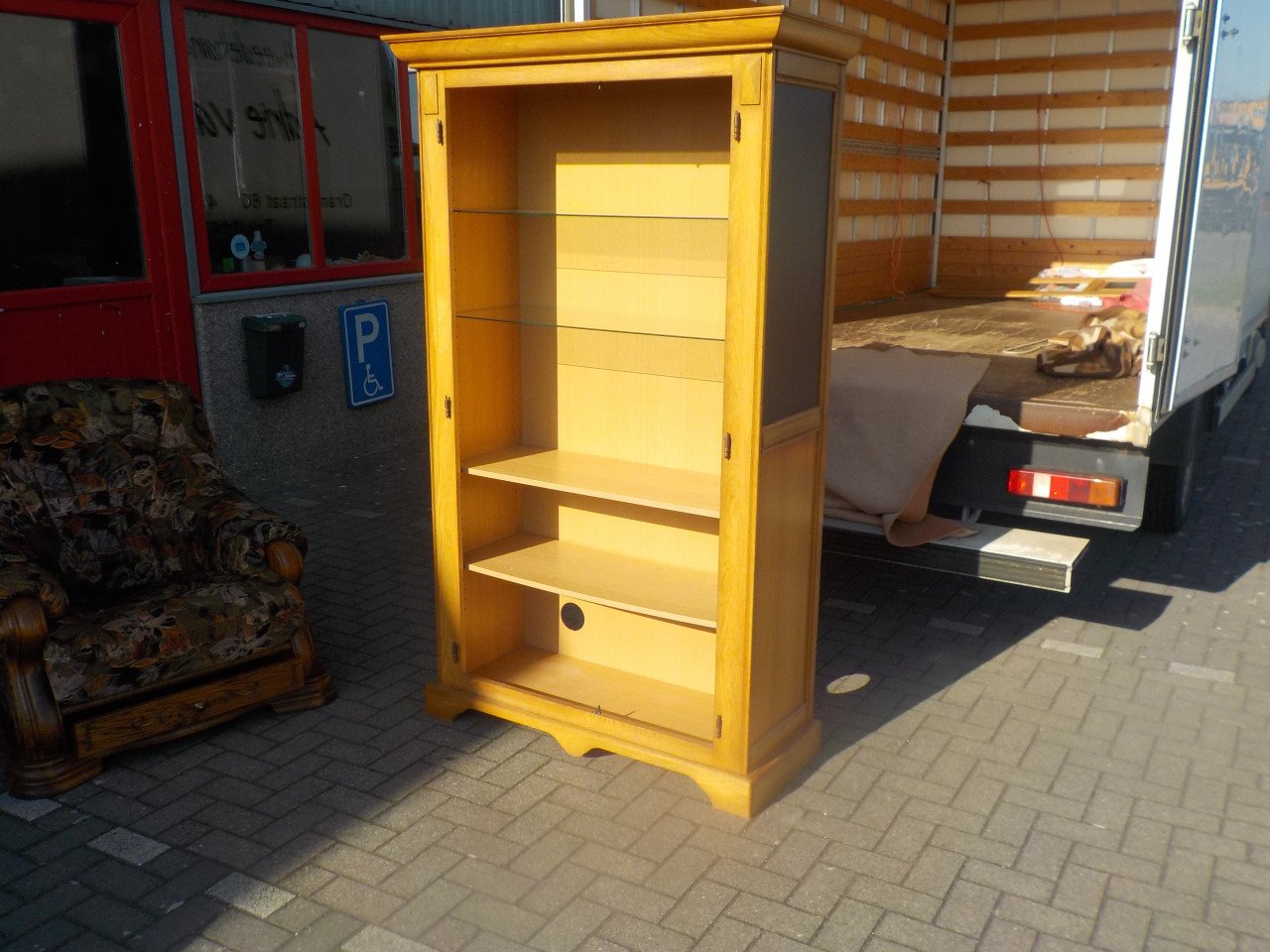 Massief blank eiken vitrine kast in zeer goede staat
