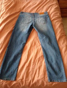 2 heren spijkerbroeken maat 36 / 32 in goede staat.