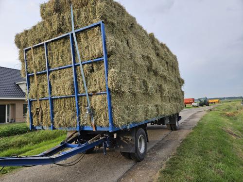 Kleine en grote pakken weidehooi
