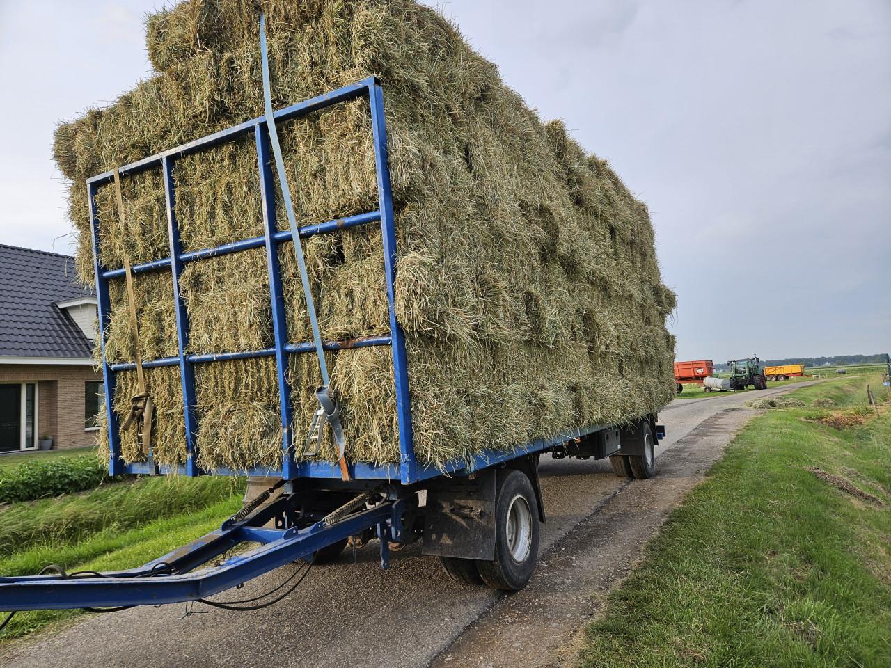 Kleine en grote pakken weidehooi