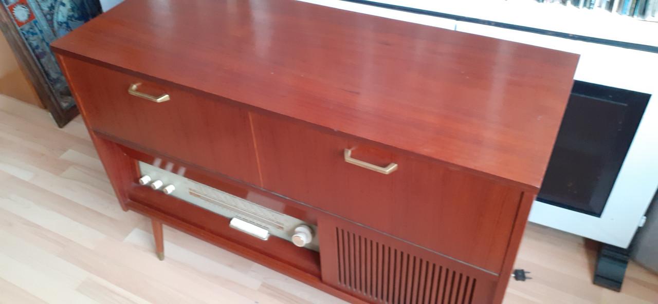 Vintage radio meubel met pick up en platen wisselaar