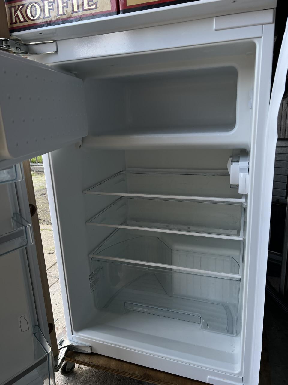 Siemens inbouw Koelkast 4 jaar oud als nieuw 	maten 54,2 × 54,1 × 87,4 cm.