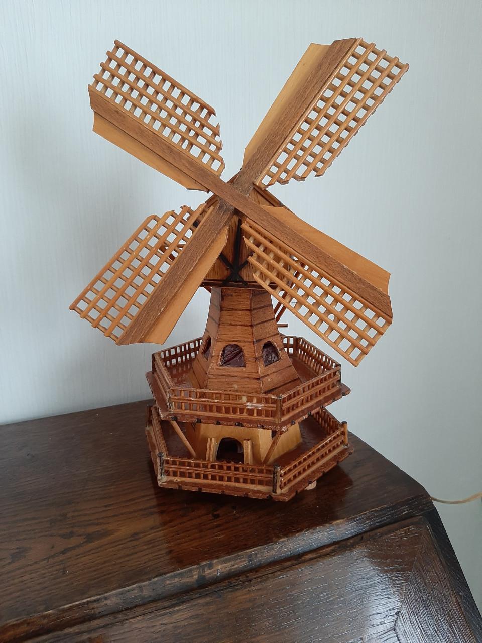 Handgemaakt molentje met lichtje.