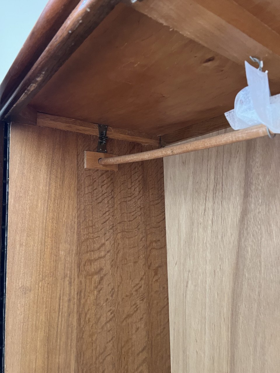 Houten kledingkast