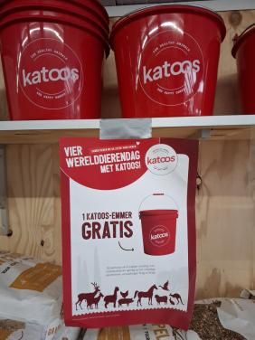 GRATIS EMMER bij aankoop van 3 zakken Katoos kippenvoer