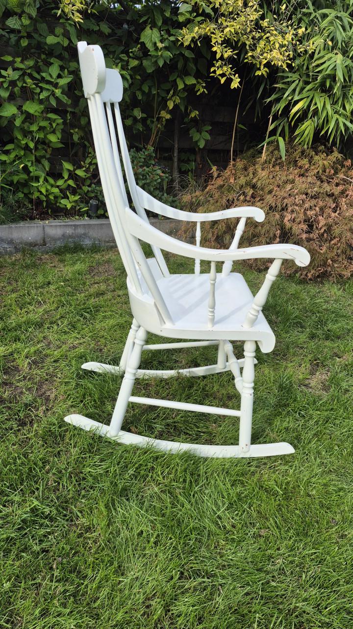 Witte houten schommelstoel