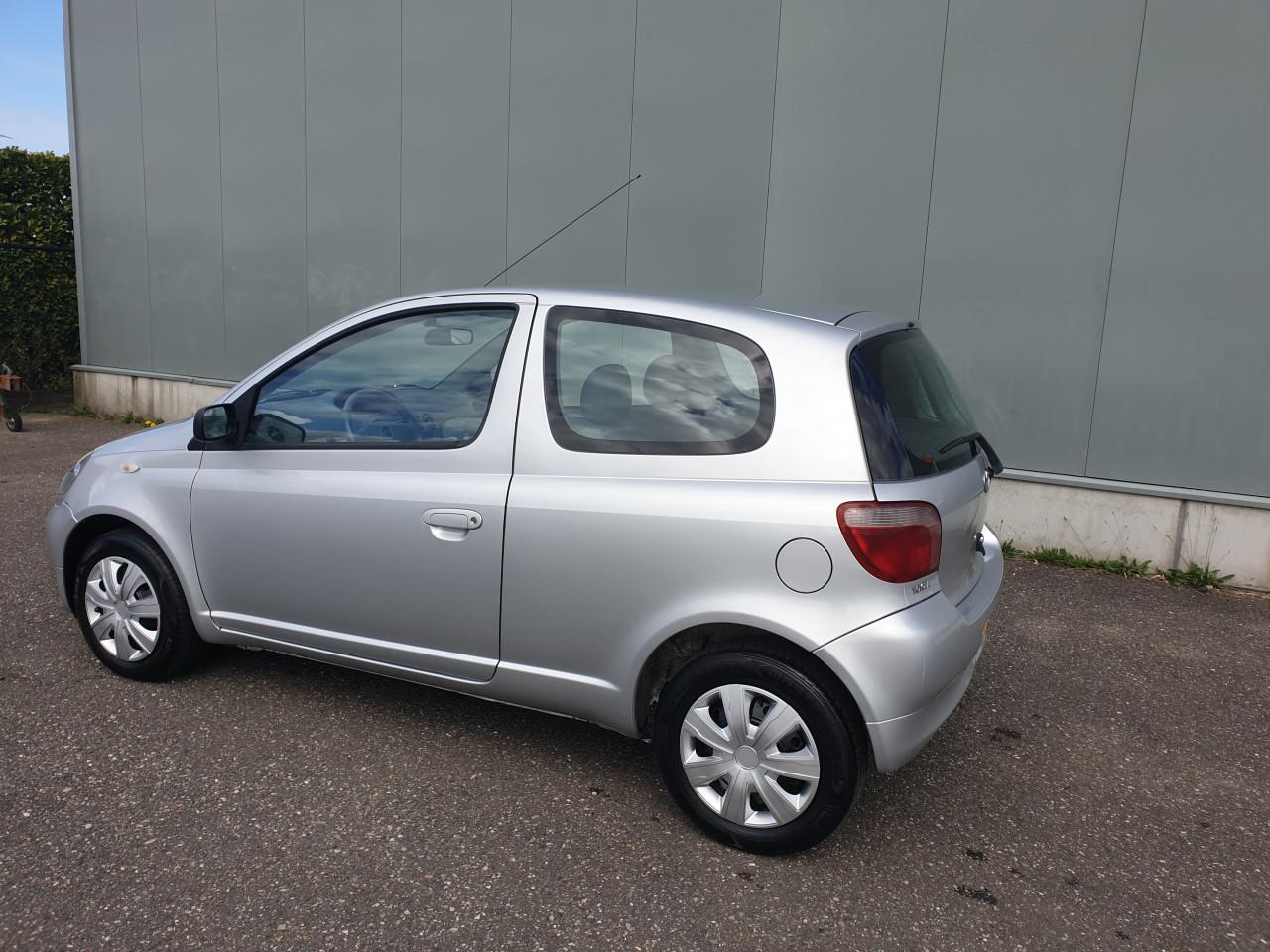 Toyota yaris  1.3   2000
