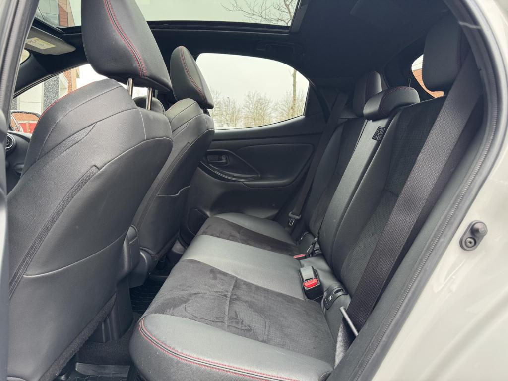 Toyota Yaris 1.5 hybrid gr sport premium pack, nl-auto!