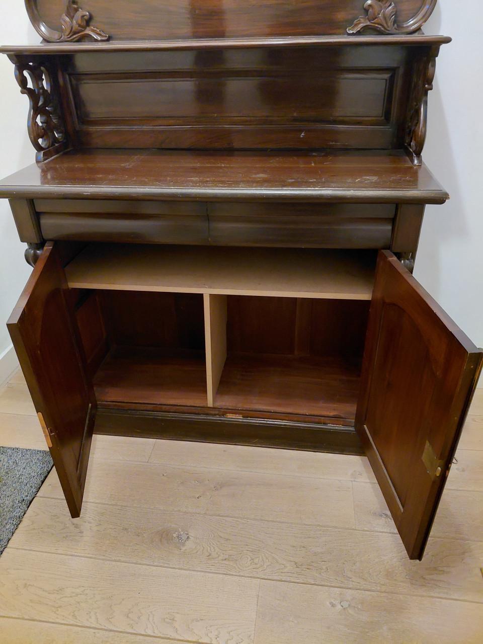 Antiek kastje voor in de gang voor een prikkie