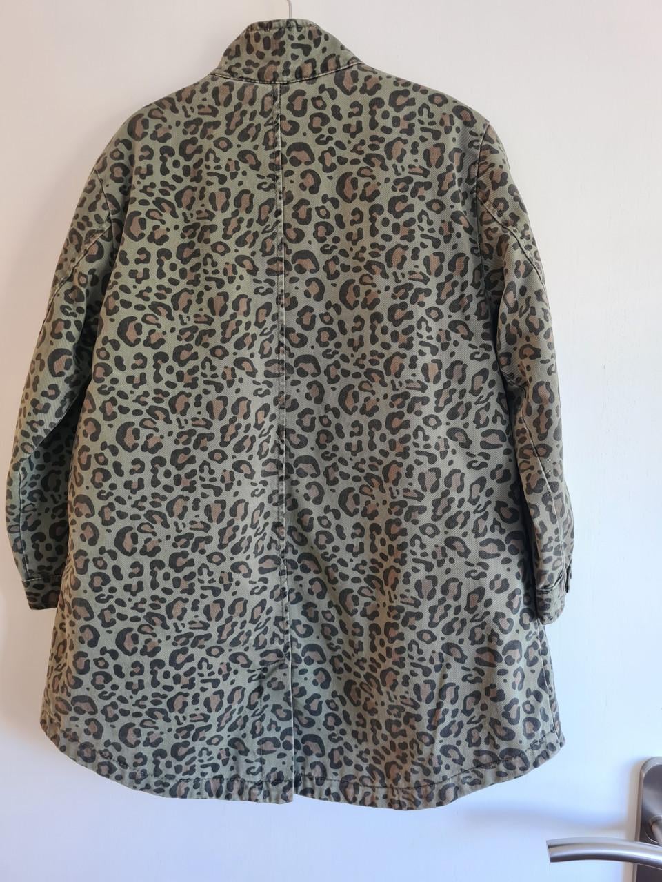 Stoere Zara parka met trendy panterprint in maat 128.