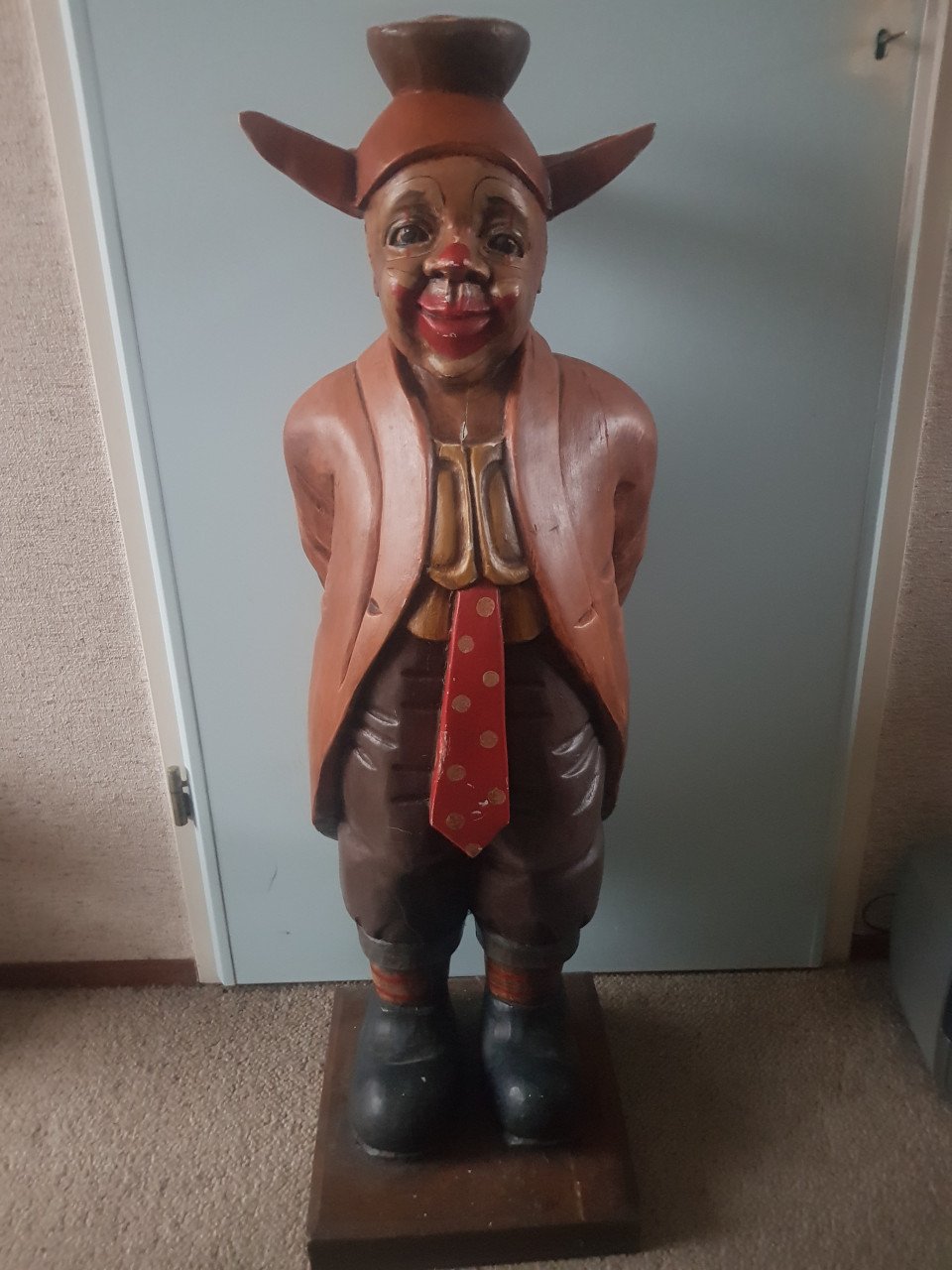 Groot houten beeld