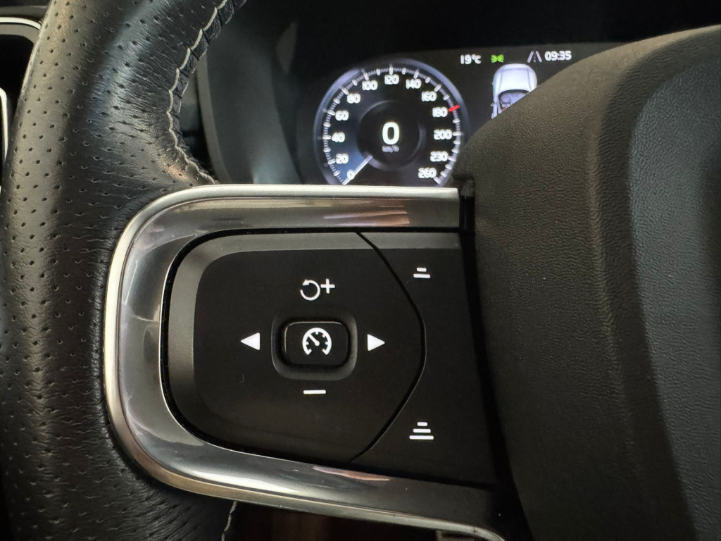 Volvo XC40 1.5 t4 recharge r-design black edition