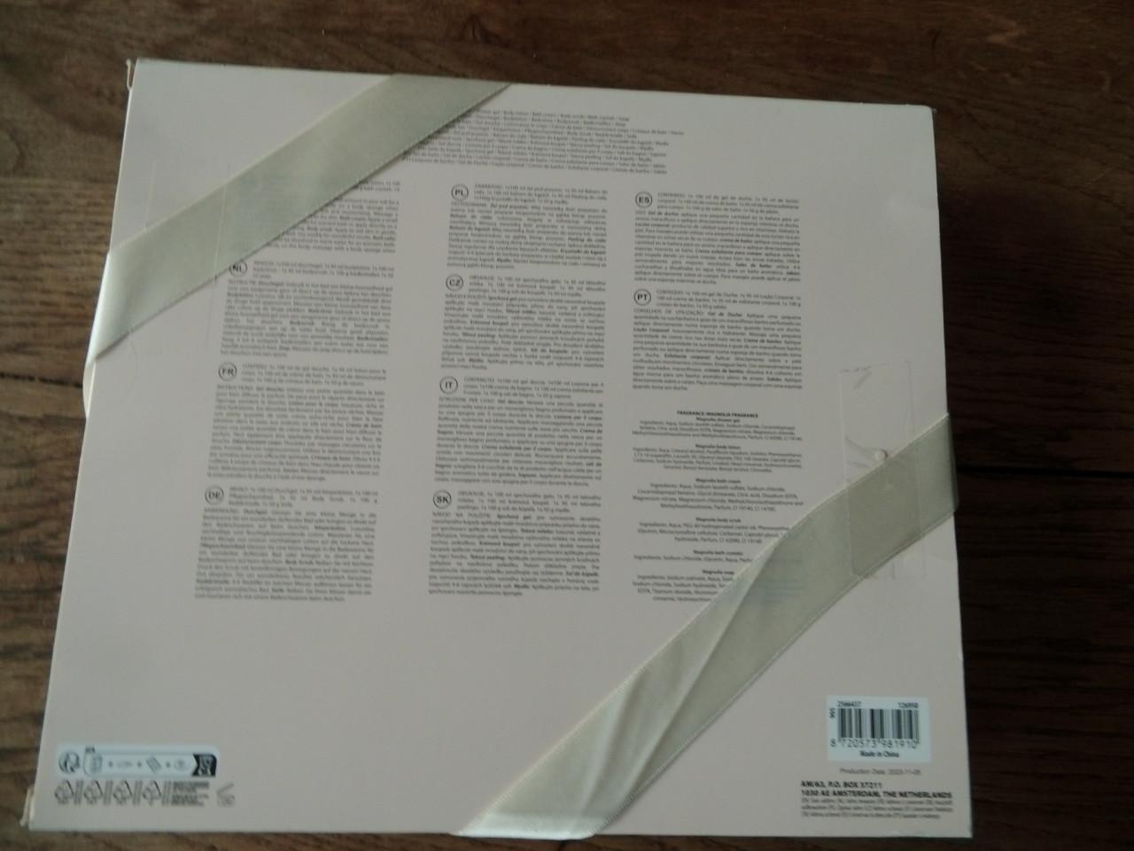 Luxe doos met verzorgingsprodukten.