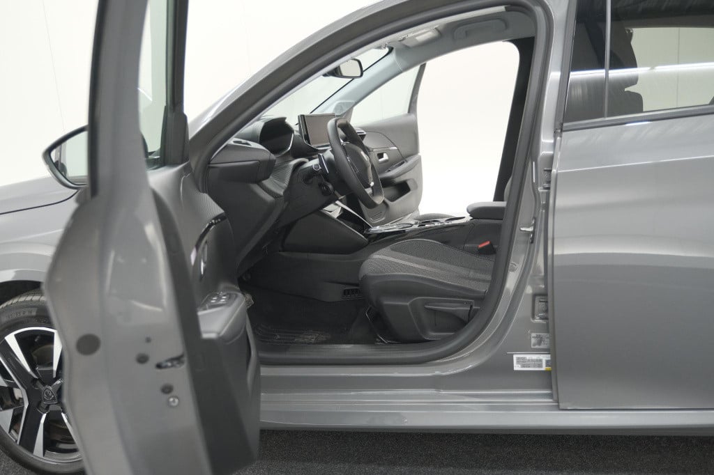 Peugeot 208 hybrid 100 e-dcs6 allure | camera | keyless entry | apple carpl