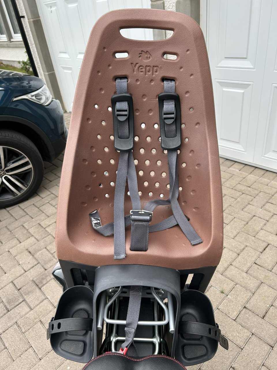 Twee Yepp achter kinder fietsstoelen
