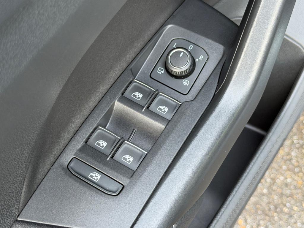 Volkswagen T-cross 1.5 tsi 150pk dsg r-line | camera | trekhaak | navi | iq