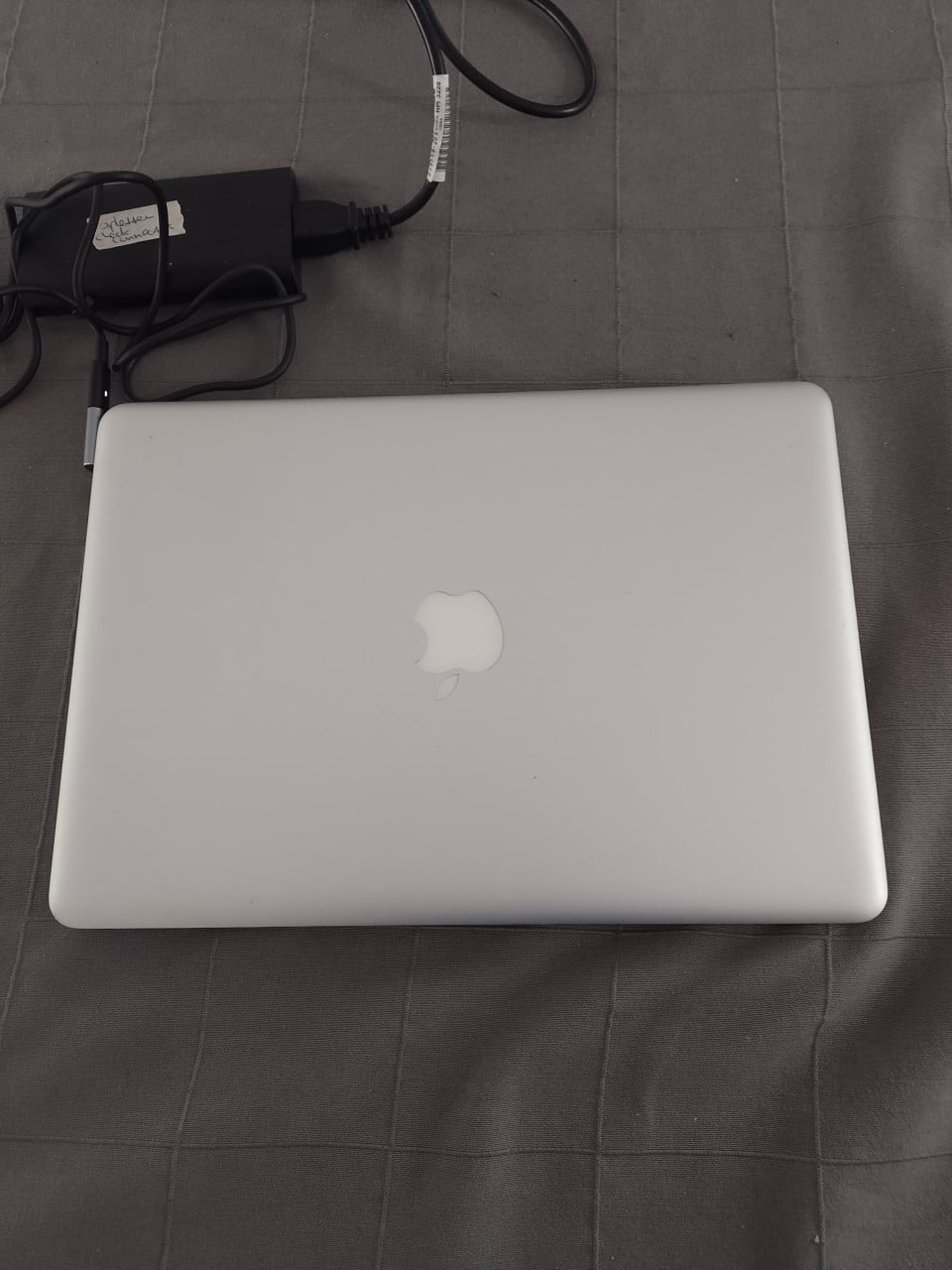 Macbook Pro -i7-ssd-met lader