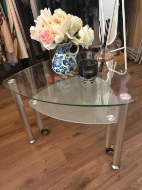 Verrijdbare salon/bijzettafel/nachtkastje van glas en RVS