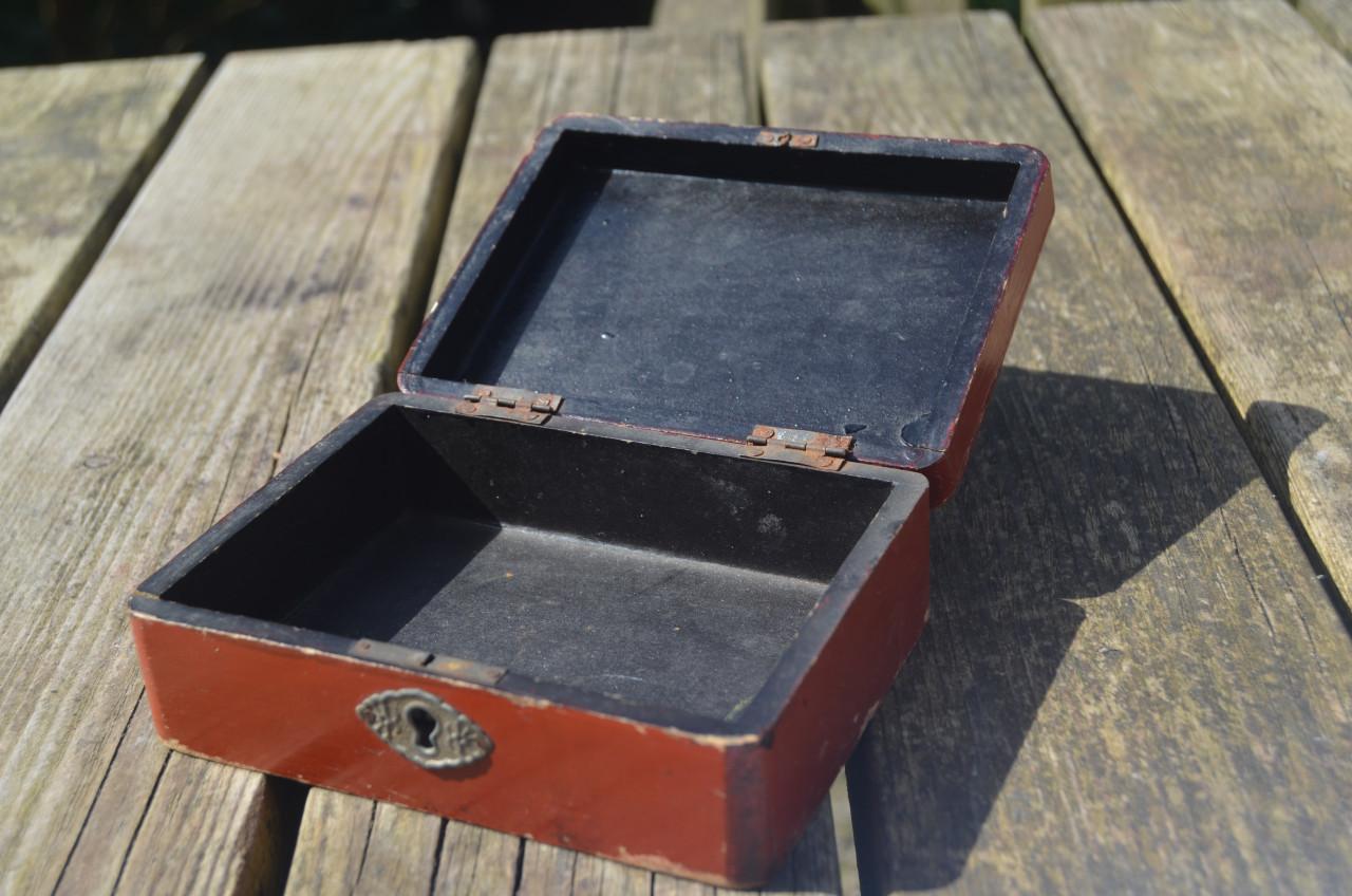 Klein rood laque doosje Japans (?)