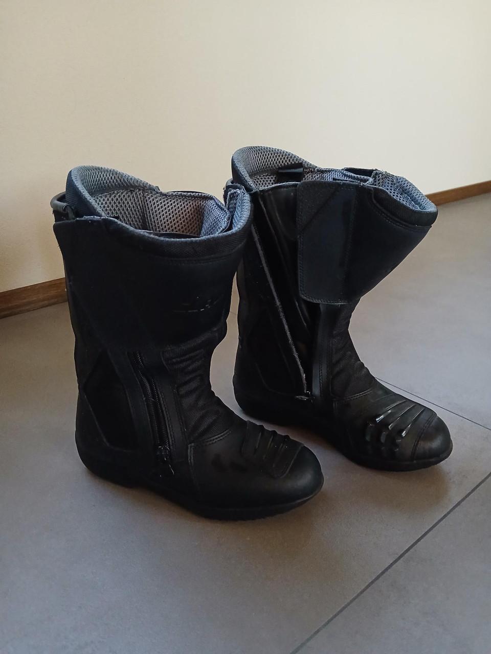 Leren damescombi compleet met helm en laarzen.