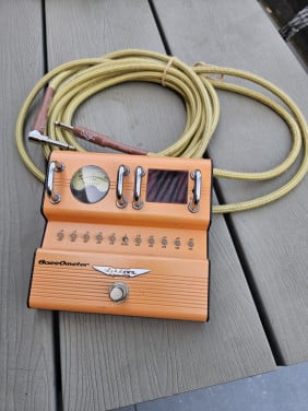 Werkende Ashdown BassOmeter voor bas/gitaar met de iconische VU-meter...