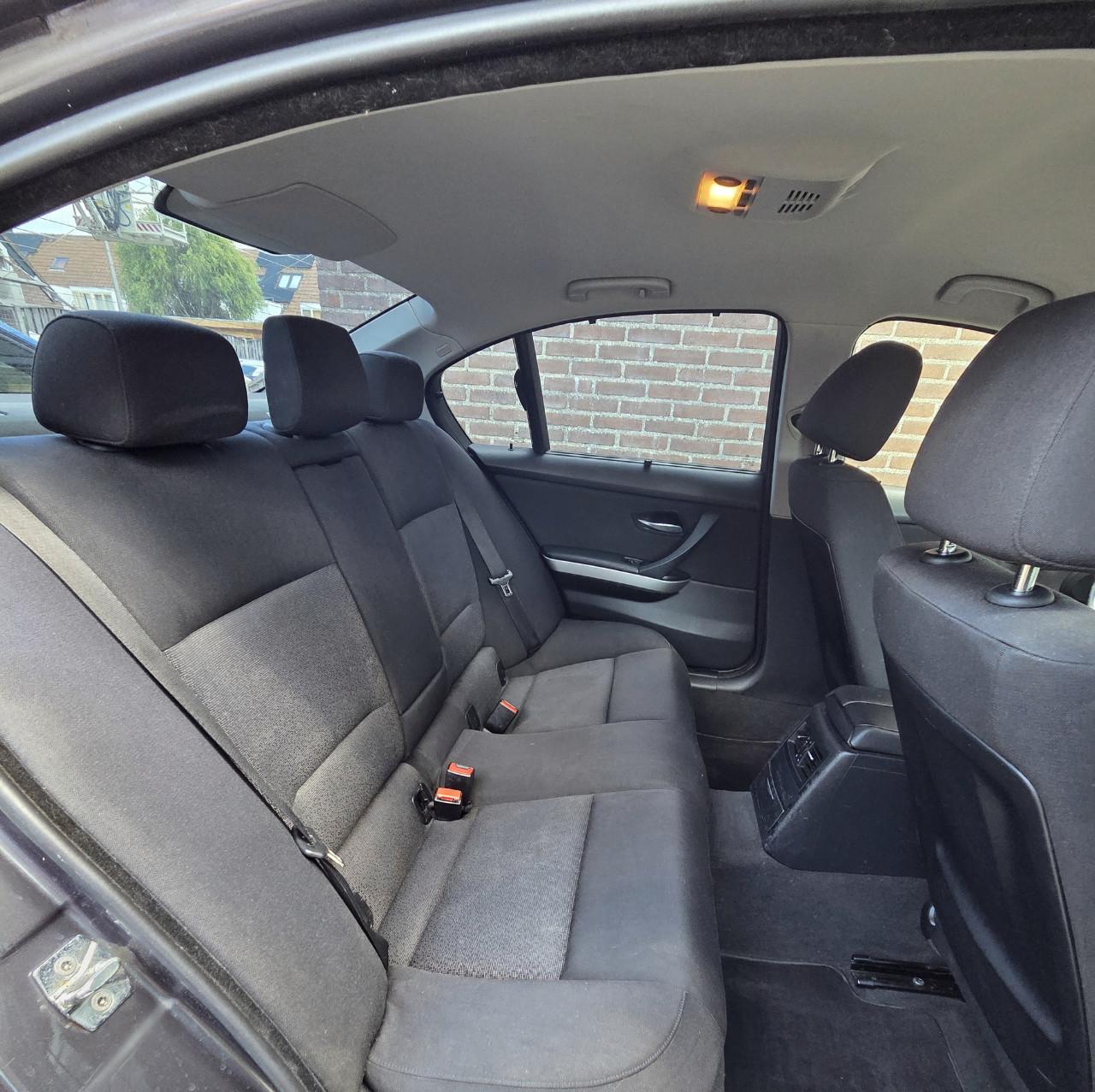 BMW 320i sedan uit 2005 in antracietgrijs.