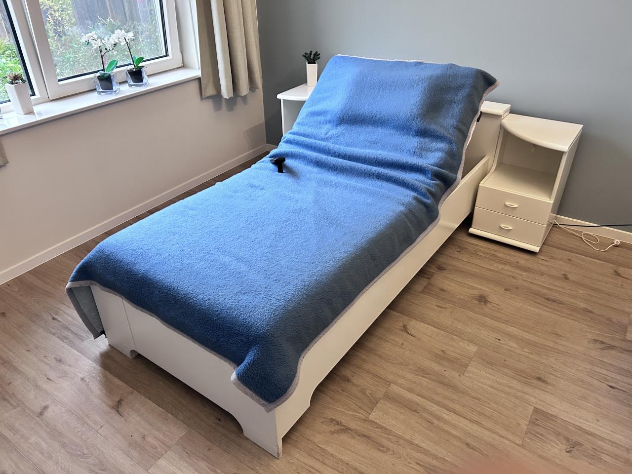 Eenpersoonsbed met verstelbare lattenbodem.