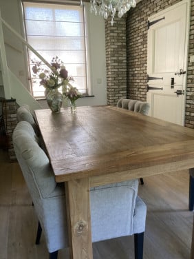 Eettafel met stoelen