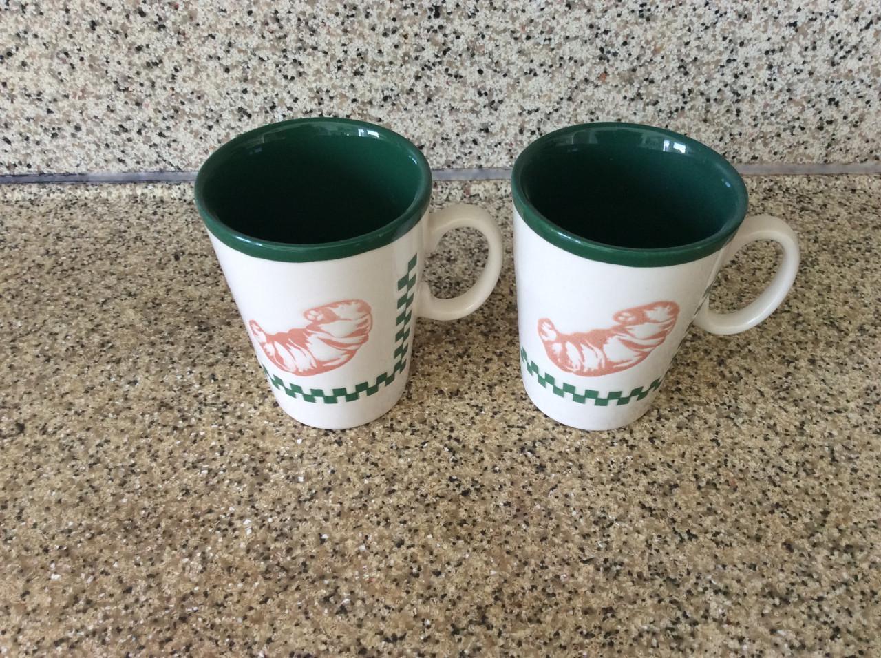 Veel verschillende bekers met oor. Merk:   Douwe Egberts.   PIP.   etc.