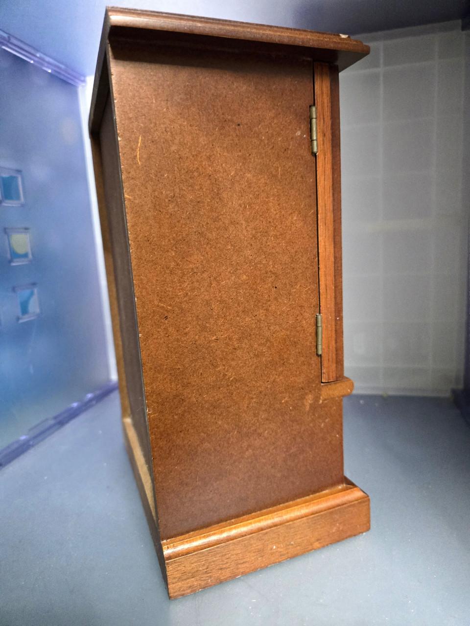 Houten vintage sieradenkastje met twee glazen deurtjes