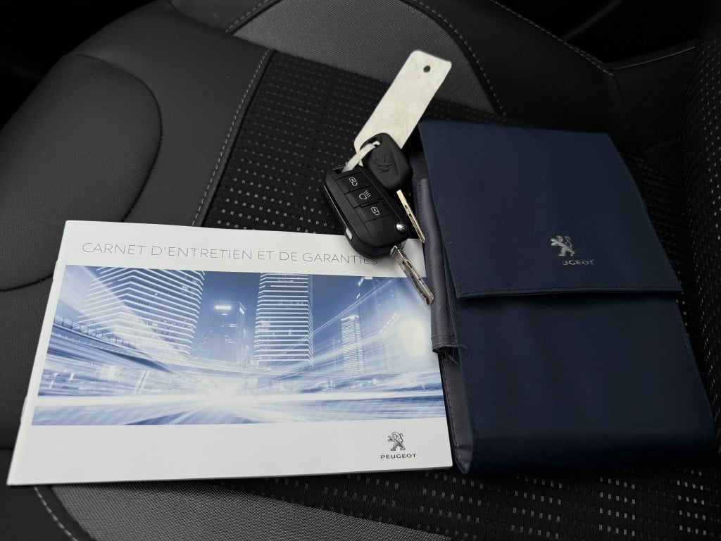 Peugeot 2008 1.2 puretech allure // 29.000km! //