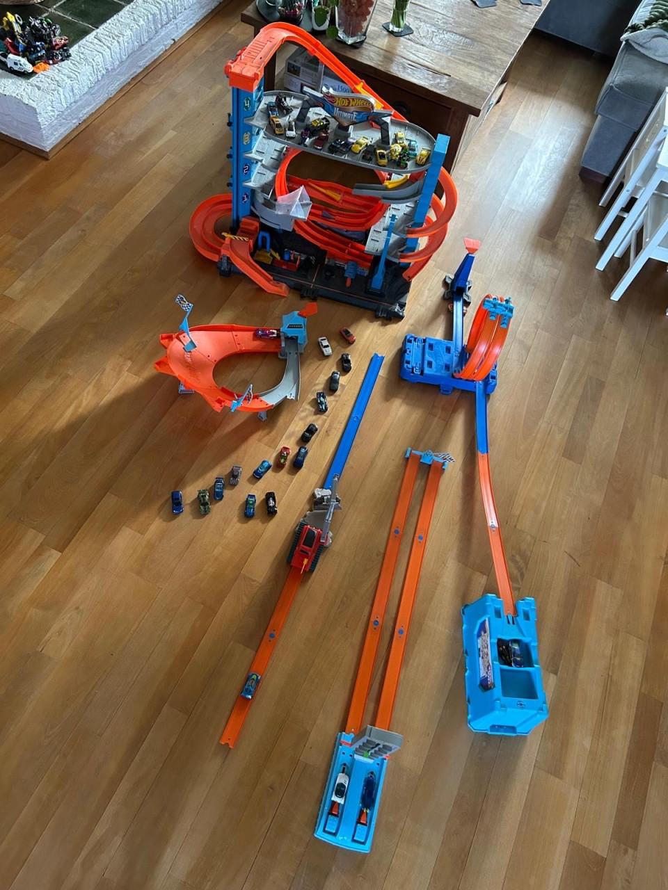 Hot Wheels garage en verschillende banen plus autootjes