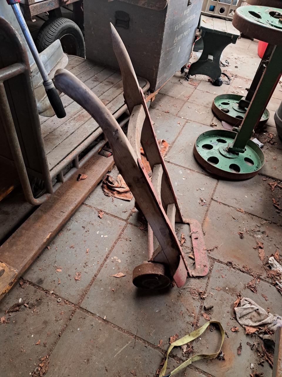 Diverse antieke gereedschappen en instrumenten