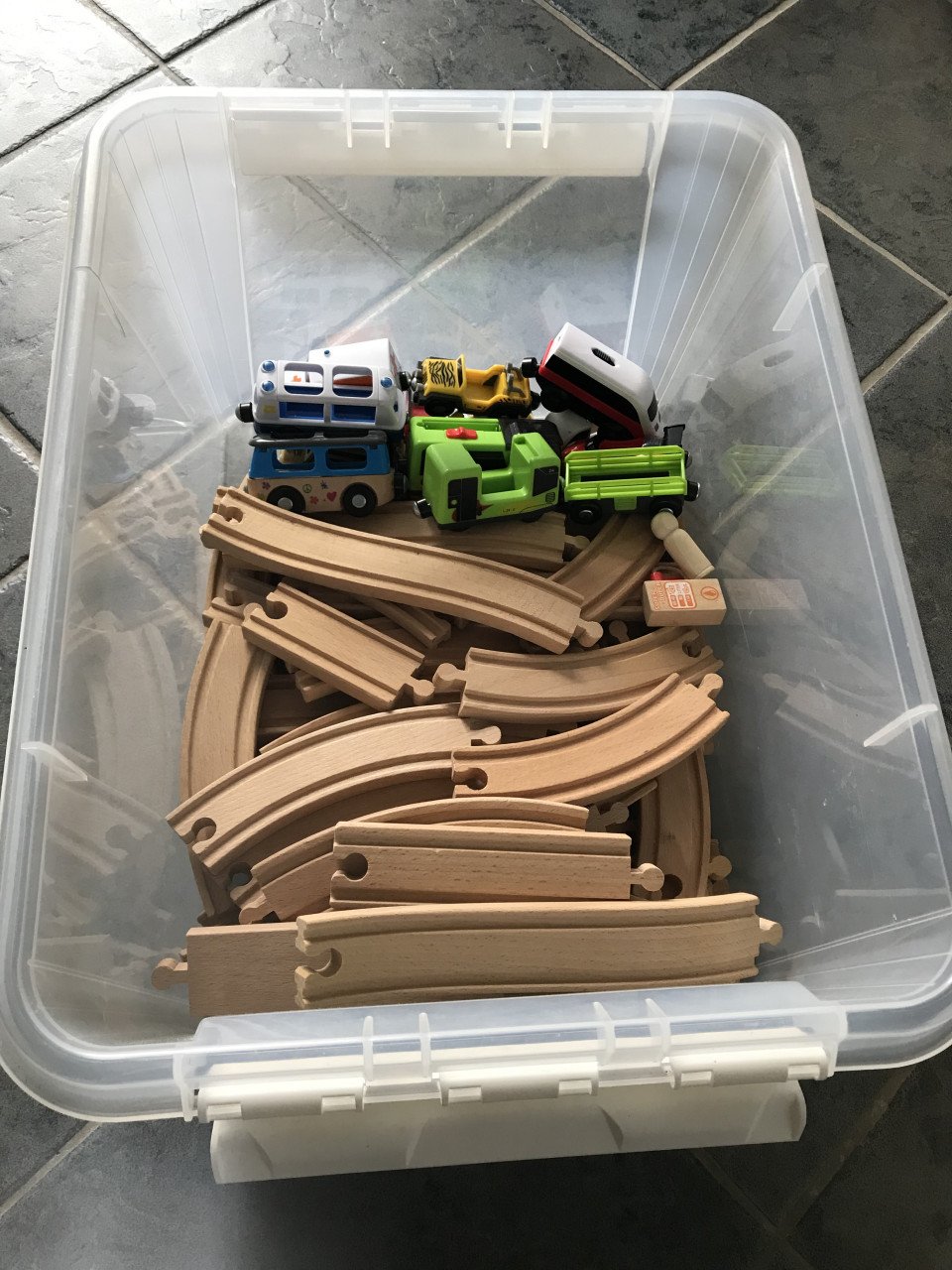 Houten baan met trein en autootjes