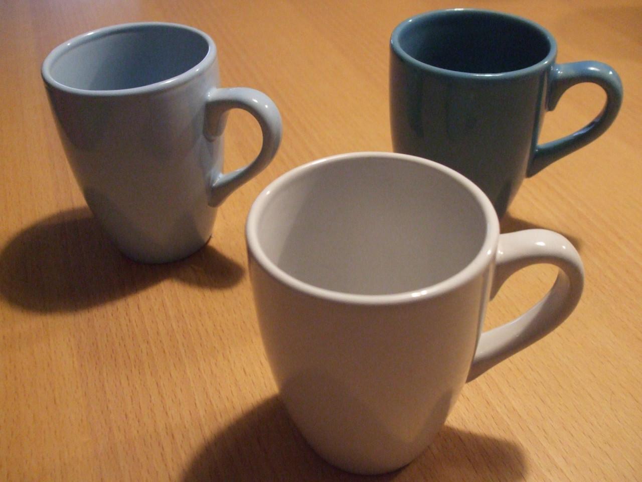 Te koop set gekleurde mokjes.(nieuw).