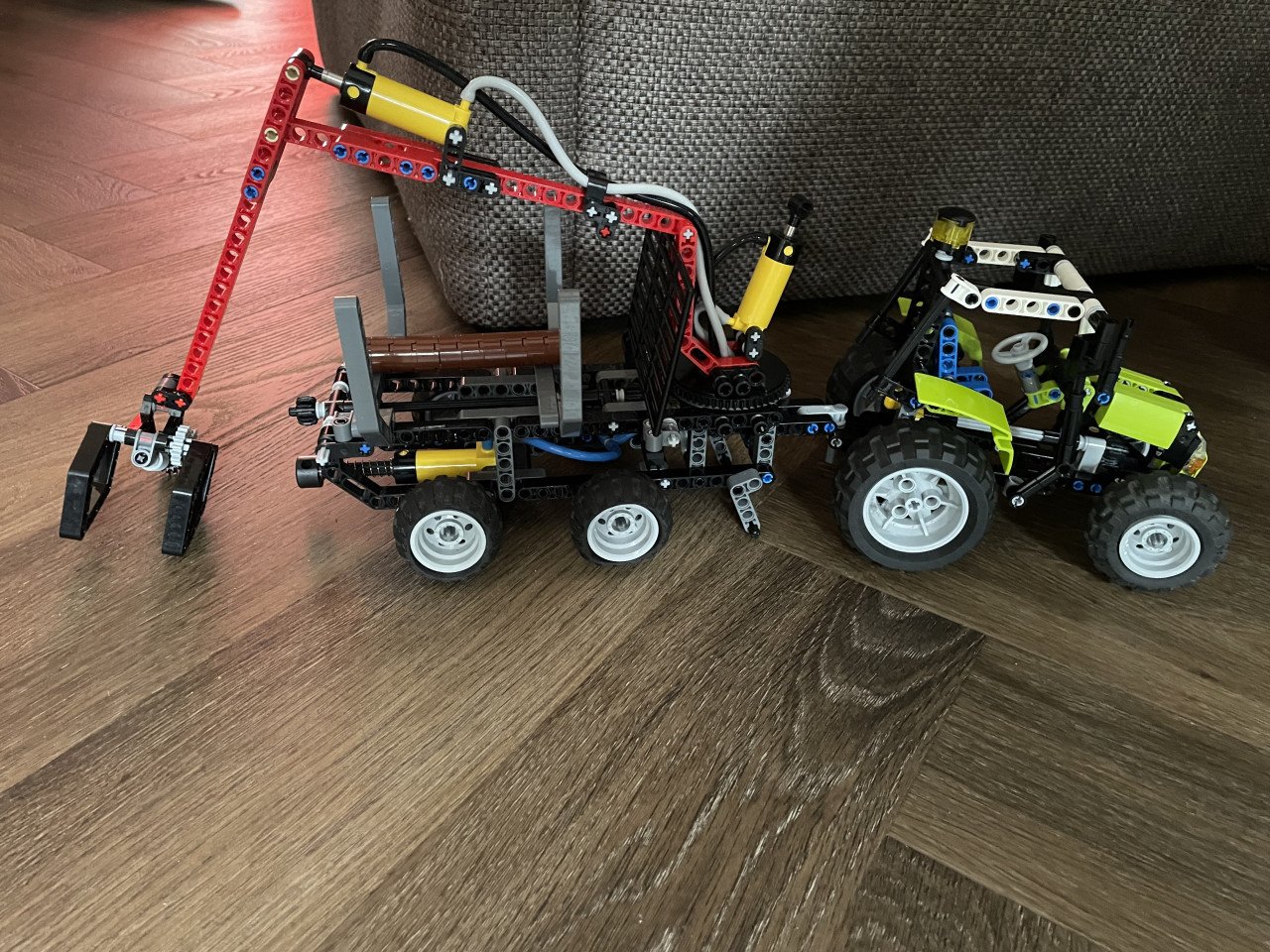 Lego Technic: Tractor met boomstammentrailer 8049