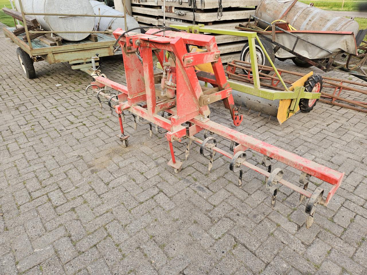 Triltand cultivator met hydraulische hef