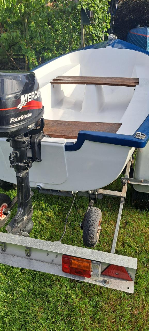 Motorbootje met trailer en buitenboordmotor