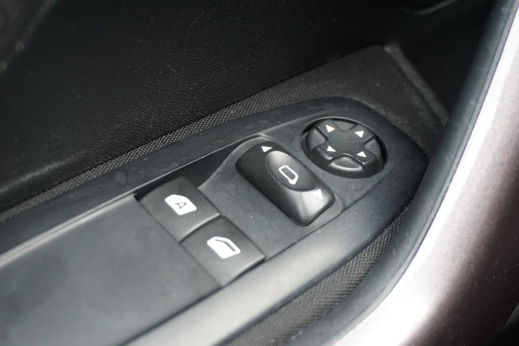 Peugeot 2008 1.2 puretech active airco / navi / cruise / pano / carplay / p