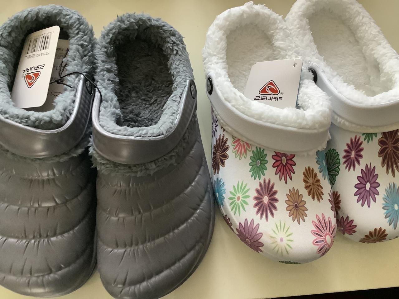 Partij leuke gevoerde klompen. ( partij 65)